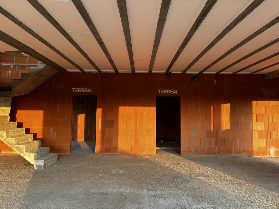 Second œuvre – intérieur lumière dorée, Nissan-lez-Ensérune